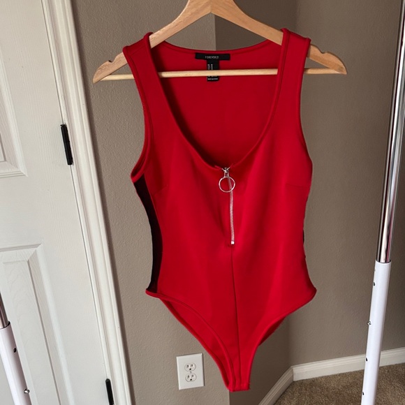 Forever 21 Vibrant Red Top - Picture 1 of 4